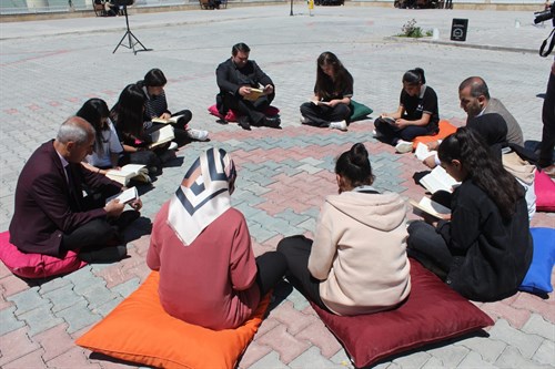 Kaymakamımız ve Belediye Başkan V. Oğuzhan Ocak Kitap Okuma Şenliğinde Öğrencilere Eşlik Etti
